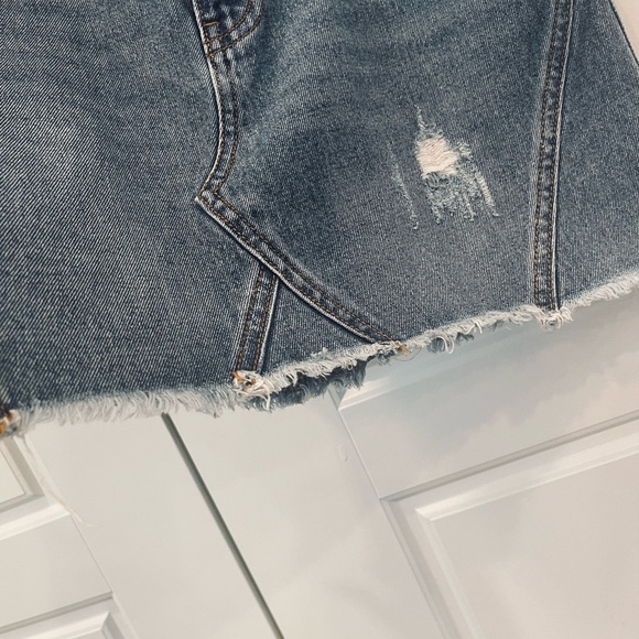 CAFFEINE Mini Denim Woman’s Skirt Light Wash with Frayed Hem. Size: Medium - Picture 5 of 6
